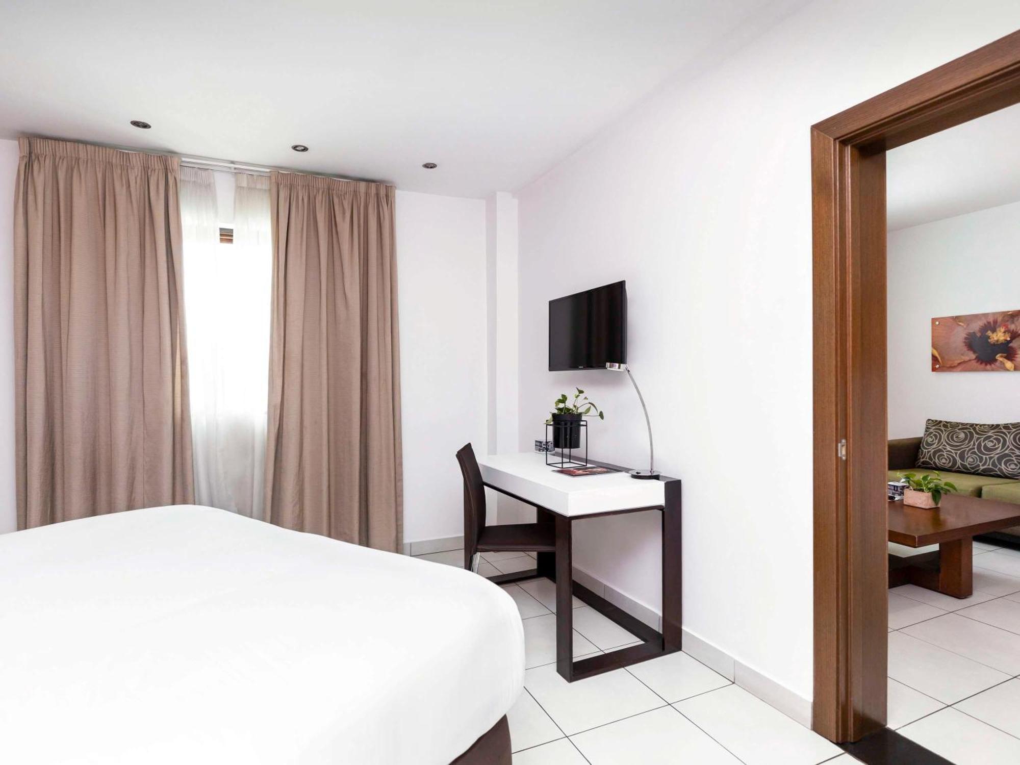 Отель Ibis Styles Accra Airport Экстерьер фото
