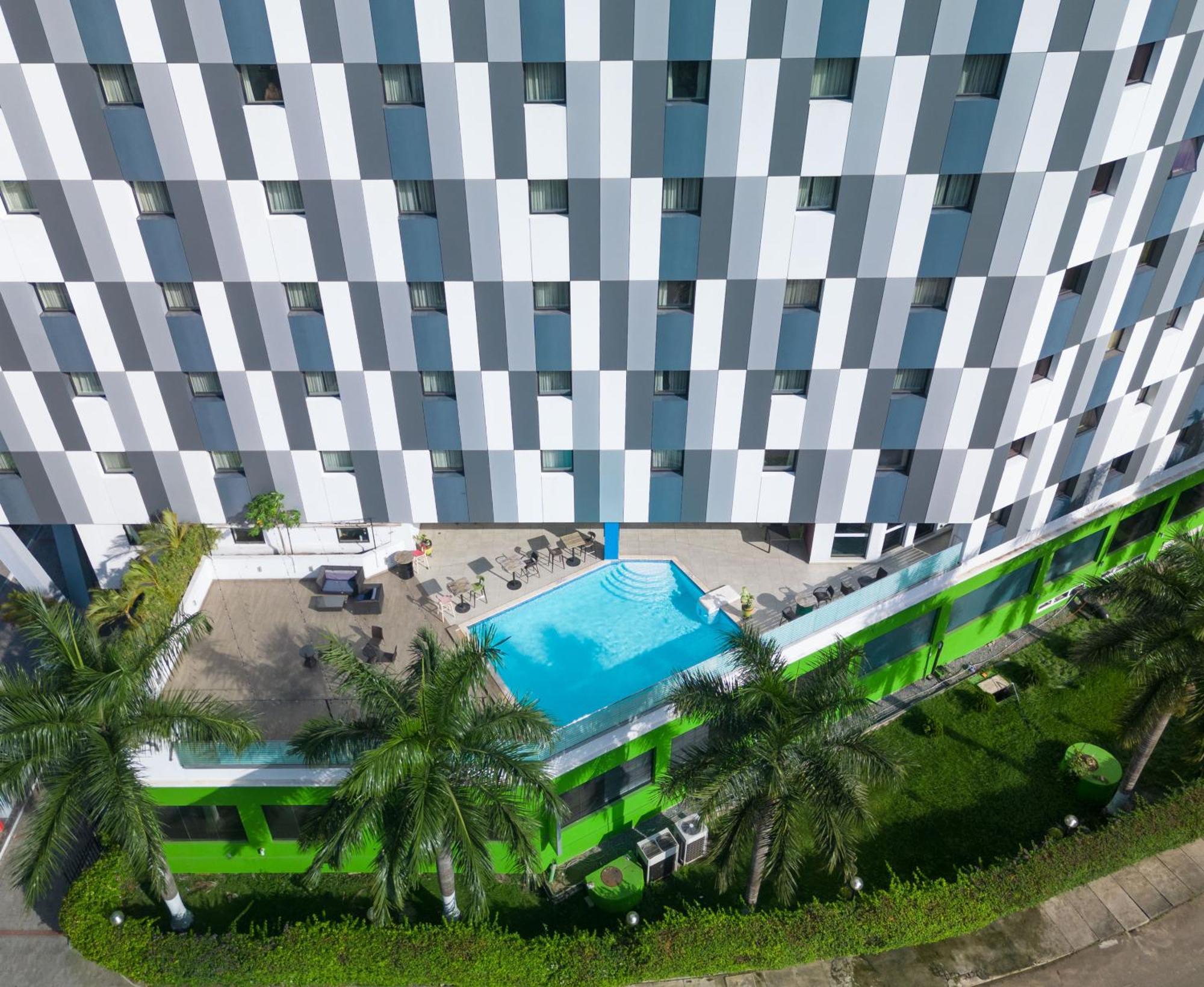 Отель Ibis Styles Accra Airport Экстерьер фото