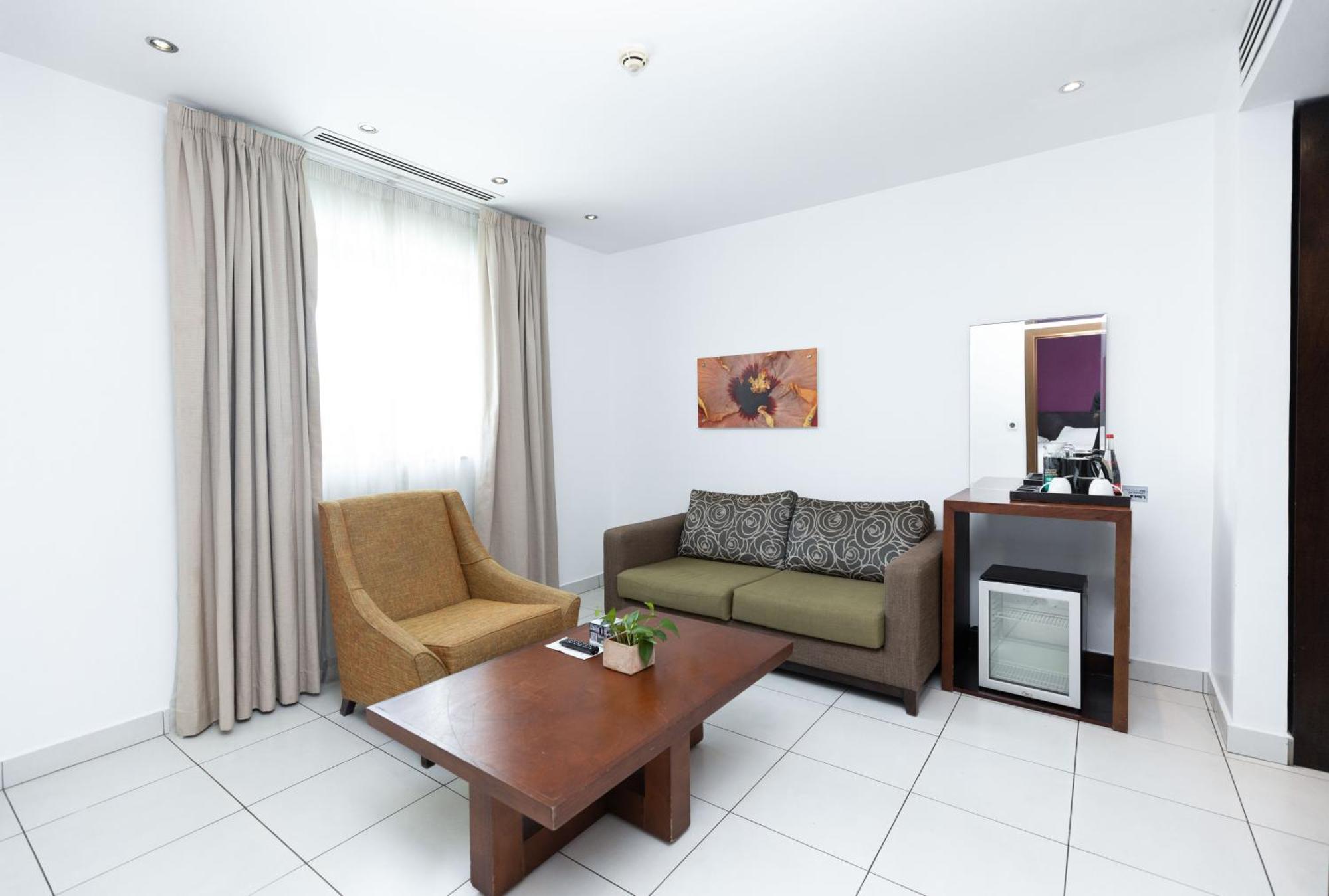Отель Ibis Styles Accra Airport Экстерьер фото
