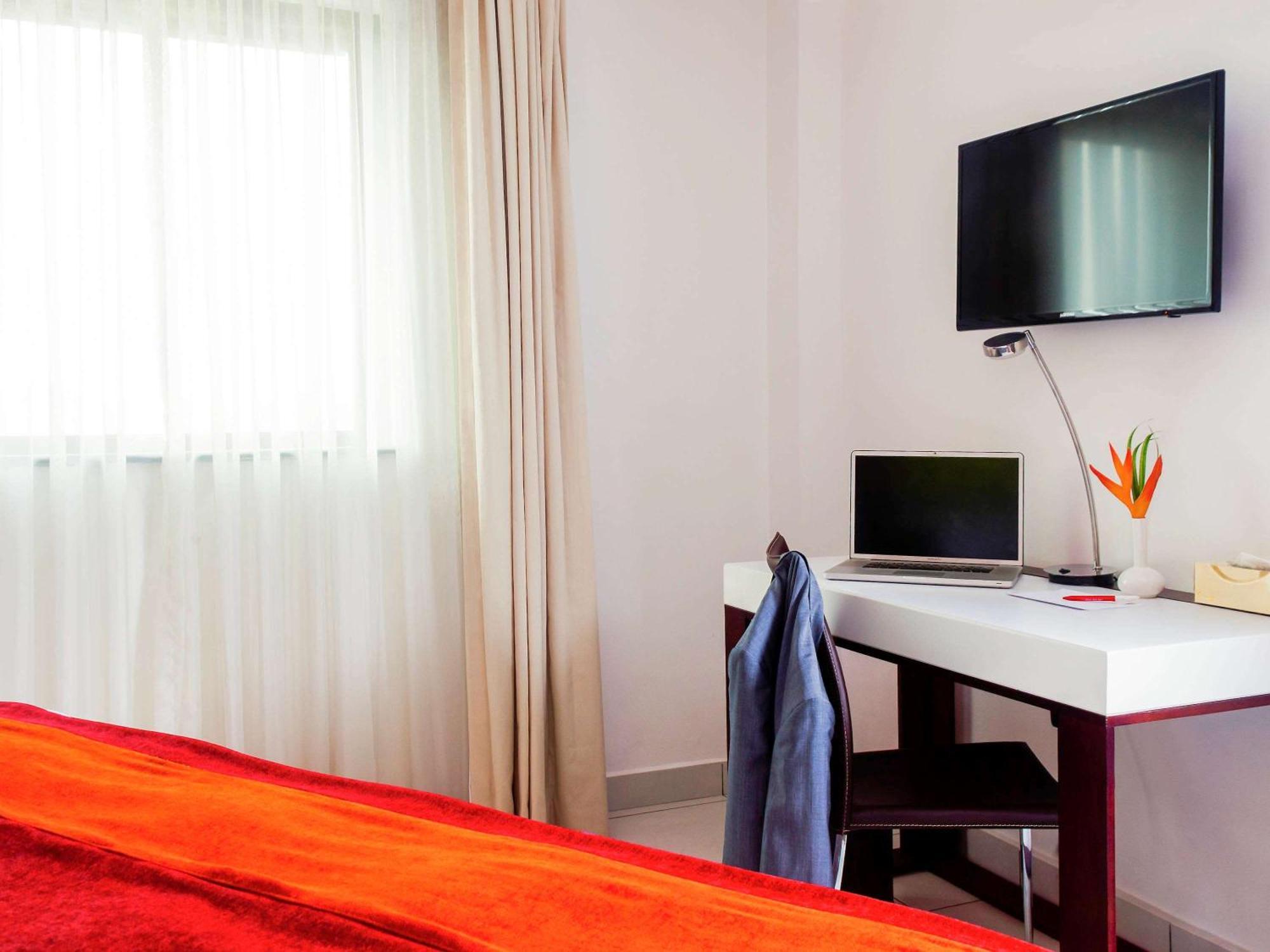 Отель Ibis Styles Accra Airport Экстерьер фото
