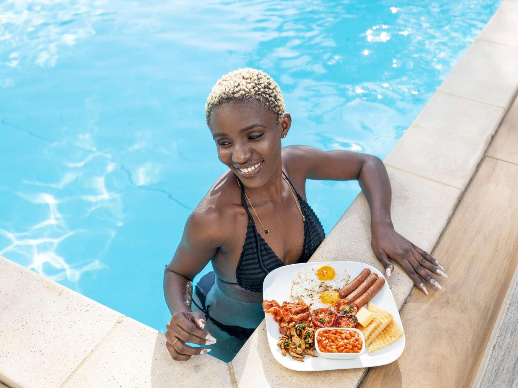 Отель Ibis Styles Accra Airport Экстерьер фото