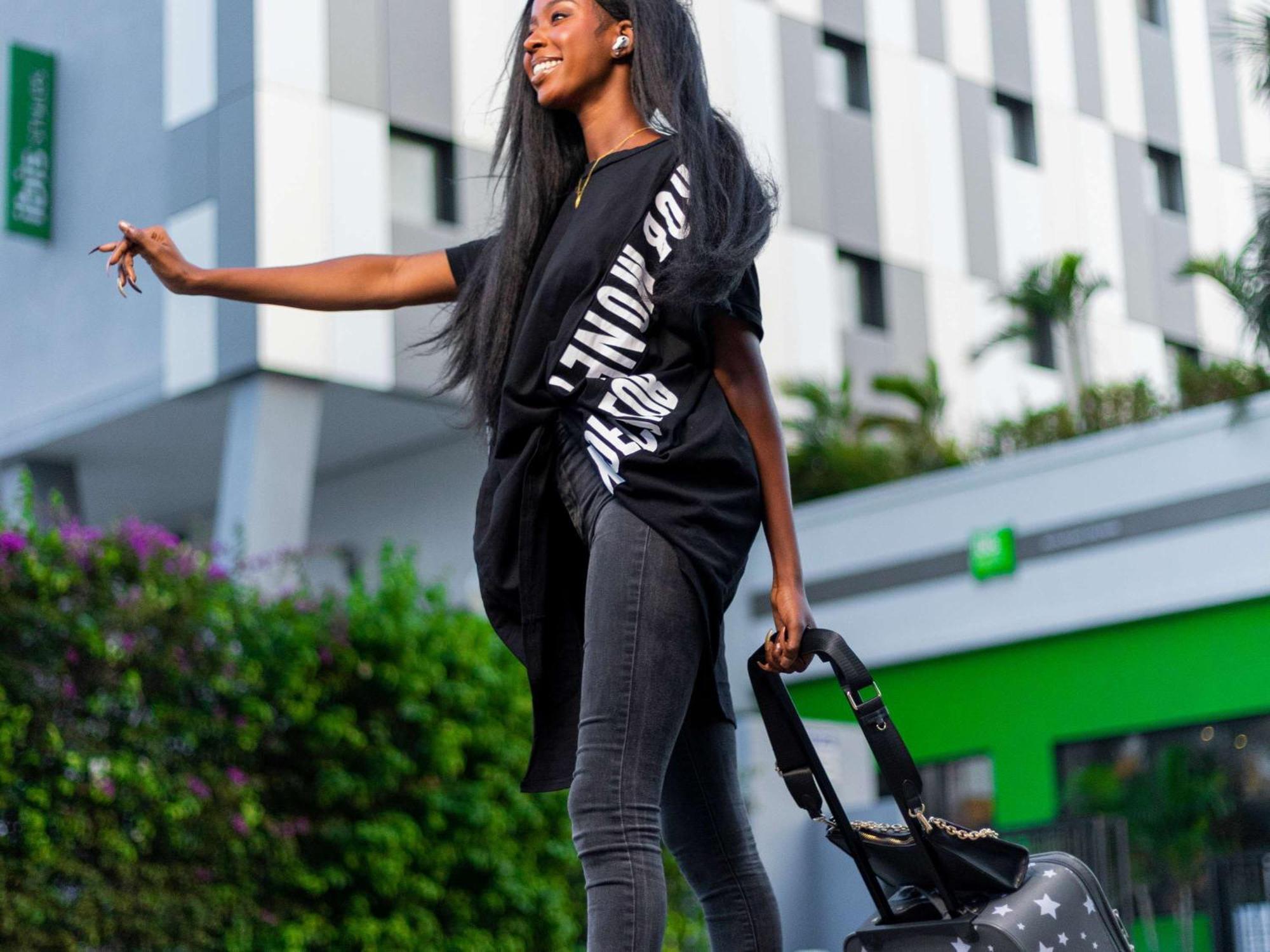 Отель Ibis Styles Accra Airport Экстерьер фото