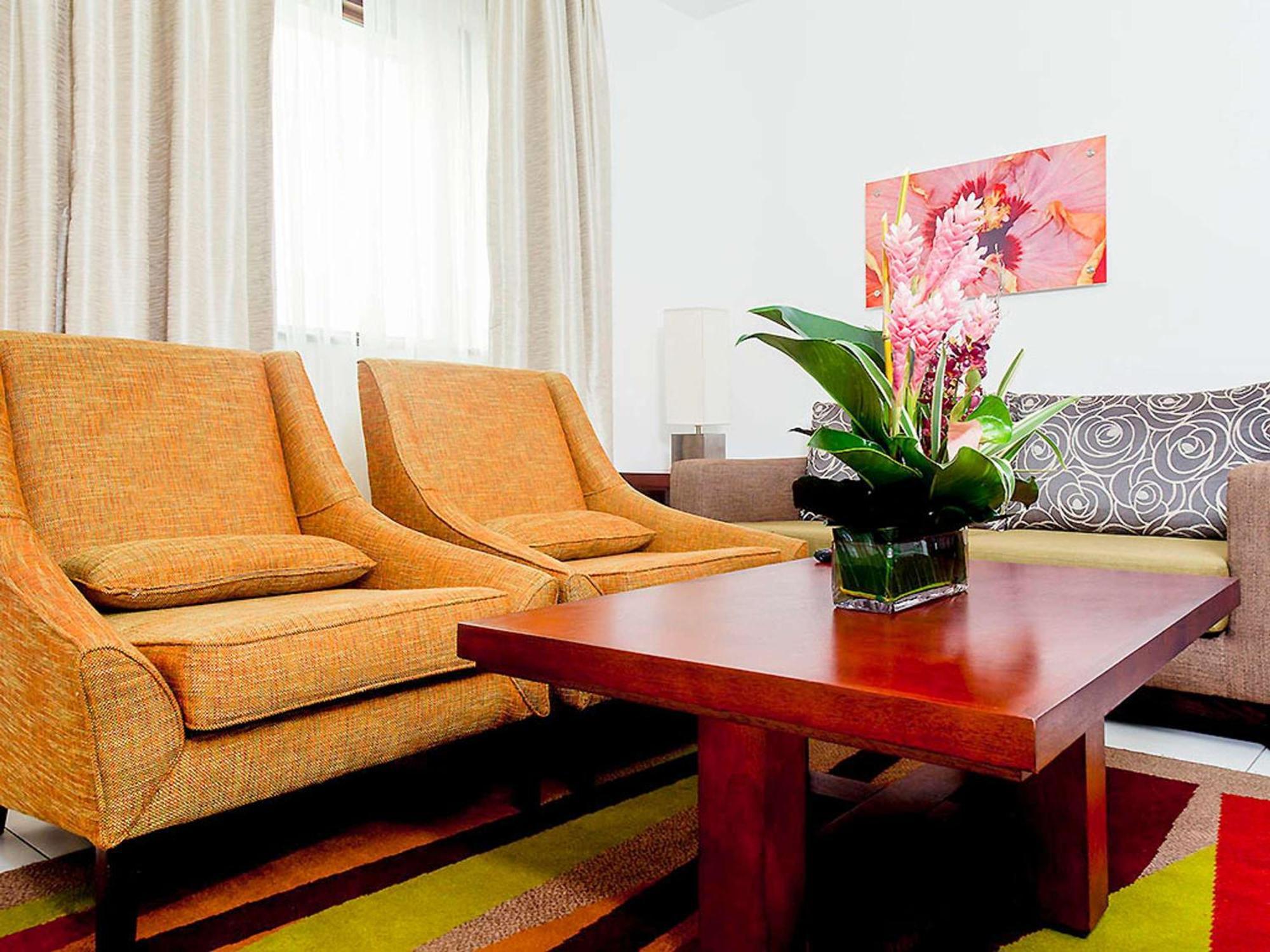 Отель Ibis Styles Accra Airport Экстерьер фото